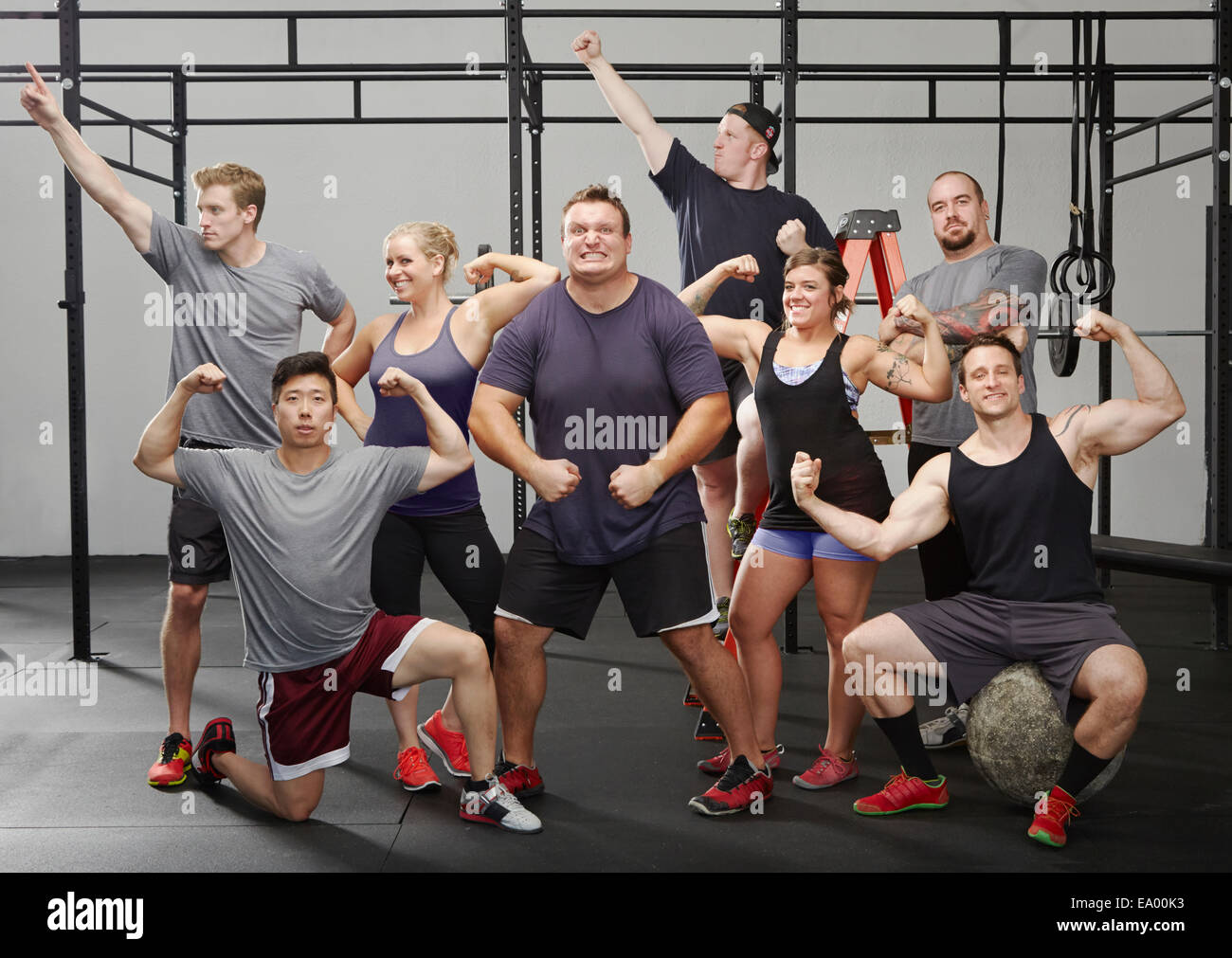 Porträt von acht Personen, die Muskeln im Fitness-Studio Stockfoto