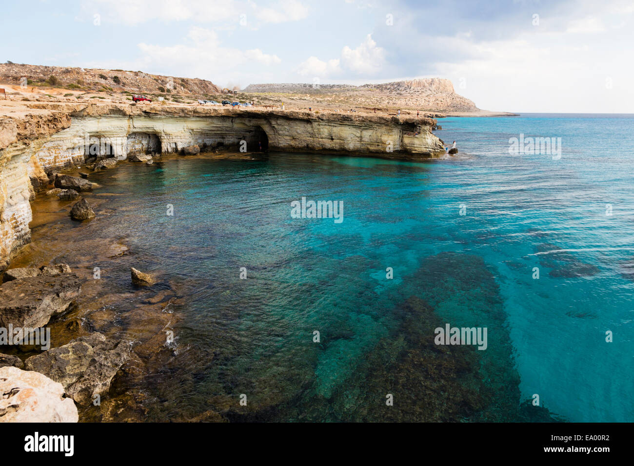 Meeresgrotten und türkisblaues Wasser am Kap Greco. Zypern Stockfoto