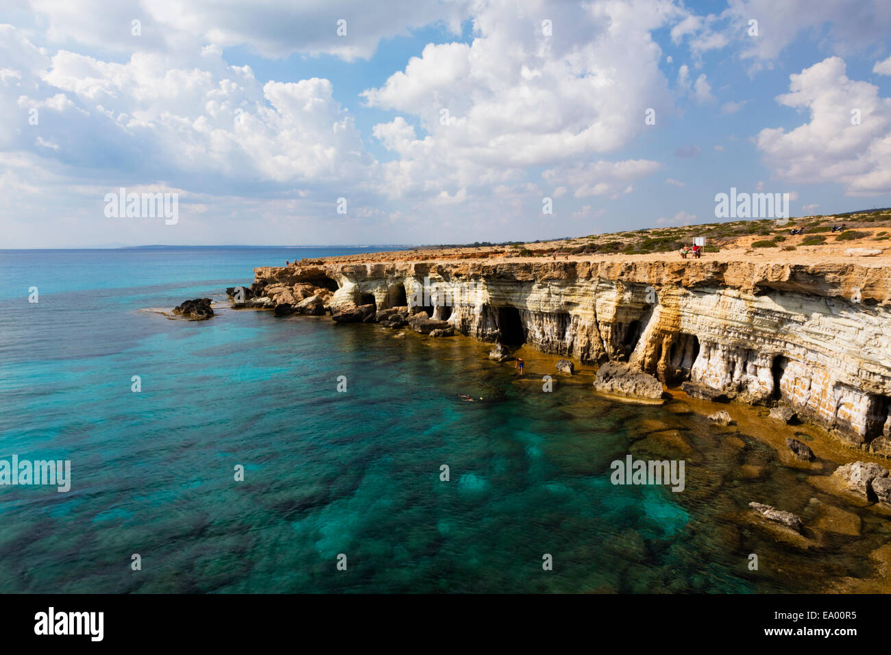 Meeresgrotten und türkisblaues Wasser am Kap Greco. Zypern Stockfoto