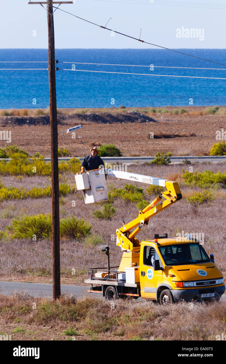 Iveco "Lift-All" Hubarbeitsbühne von Zypern-Strom, die Durchführung von Reparaturen an Straßenbeleuchtung, Pervolia, Zypern. Stockfoto