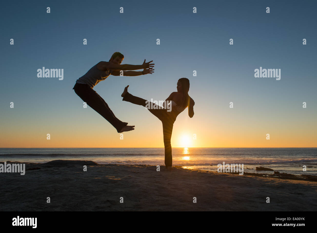 Menschen in springen und treten Posen am Windansea Beach, La Jolla, Kalifornien Stockfoto