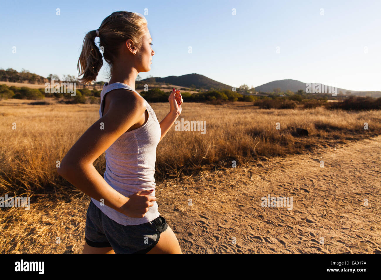 Junge Frau, Joggen, Poway, Kalifornien, USA Stockfoto