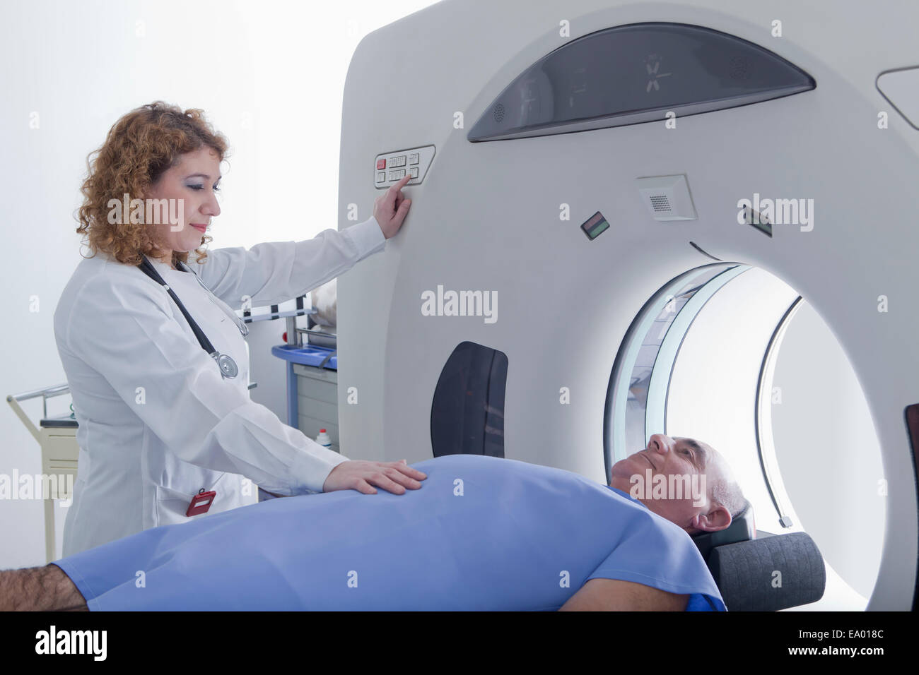 Herr Doktor bereitet Patienten für das Scannen von CT Stockfoto