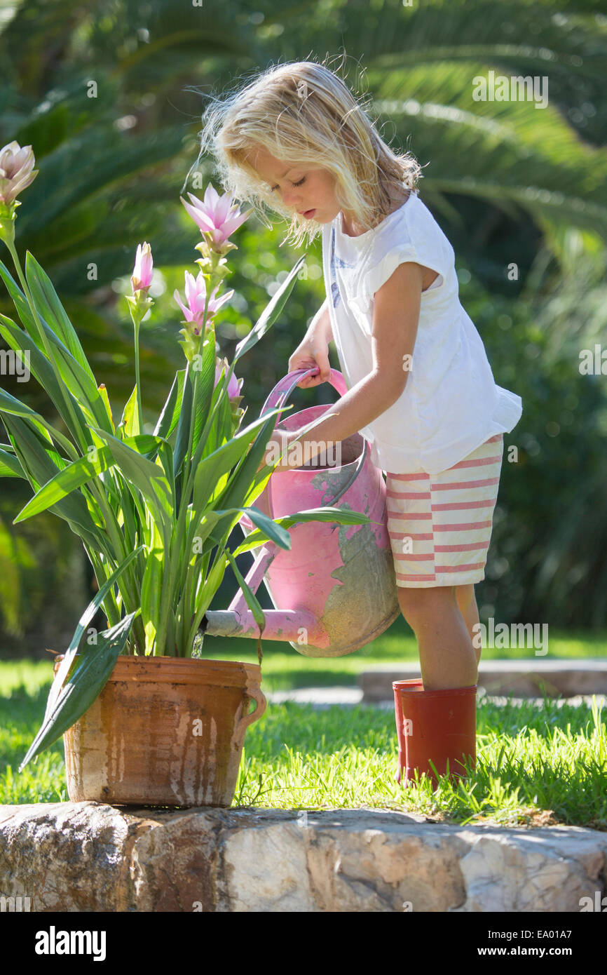 Mädchen Bewässerung Gartenpflanze Stockfoto