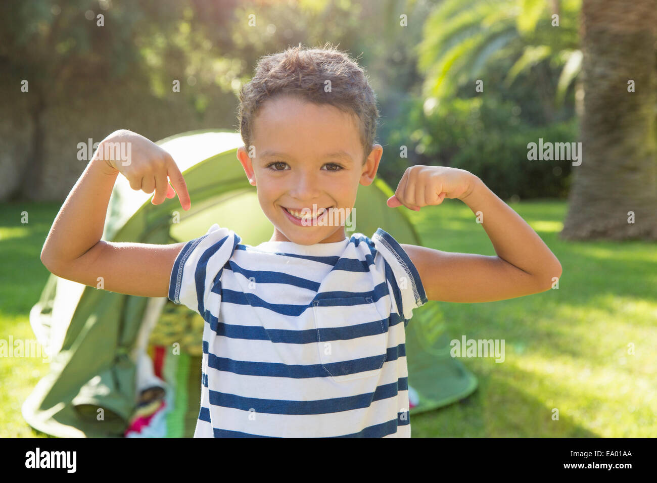 Porträt eines jungen im Garten Muskeln Stockfoto
