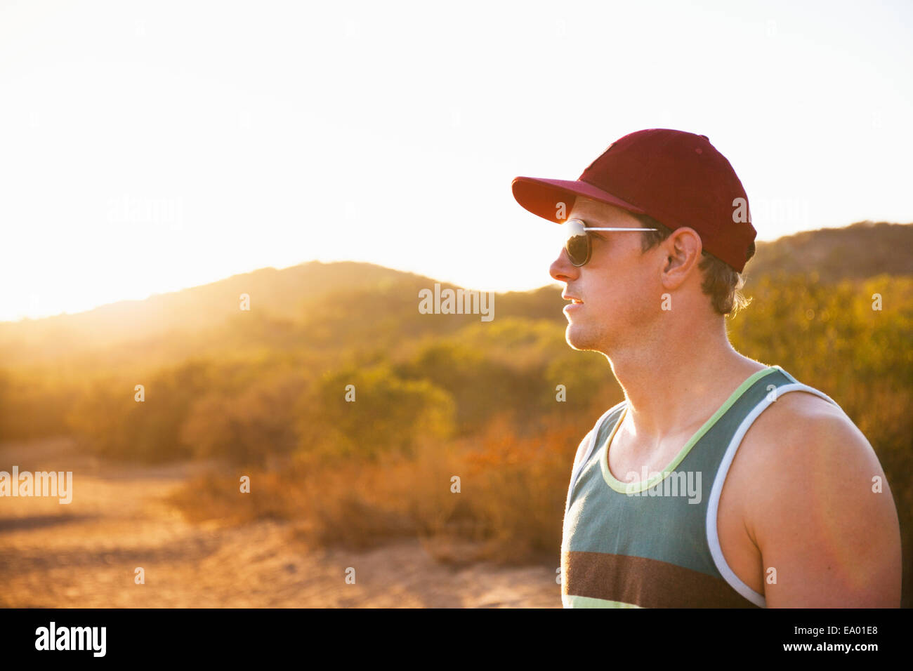 Männliche Jogger mit Sonnenbrille und Baseball-Cap, Poway, Kalifornien, USA Stockfoto