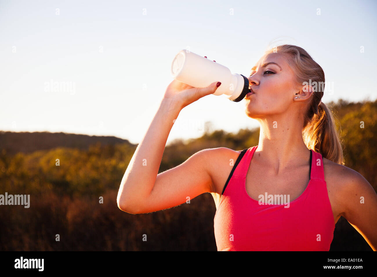 Weibliche Jogger trinken aus der Flasche Wasser, Poway, Kalifornien, USA Stockfoto