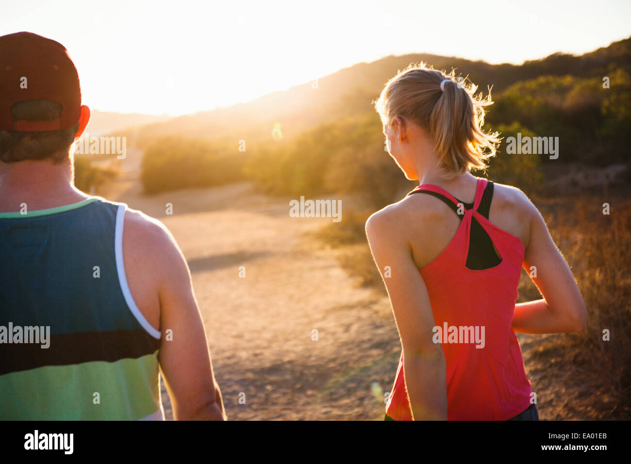 Jogger, sonnendurchfluteten Weg, Poway, Kalifornien, USA Stockfoto