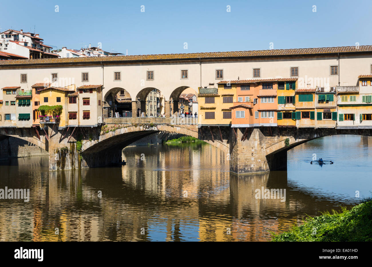 Florenz, Provinz Florenz, Toskana, Italien.  Ruderer Unterquerung der Ponte Vecchio oder die alte Brücke über den Fluss Arno. Stockfoto