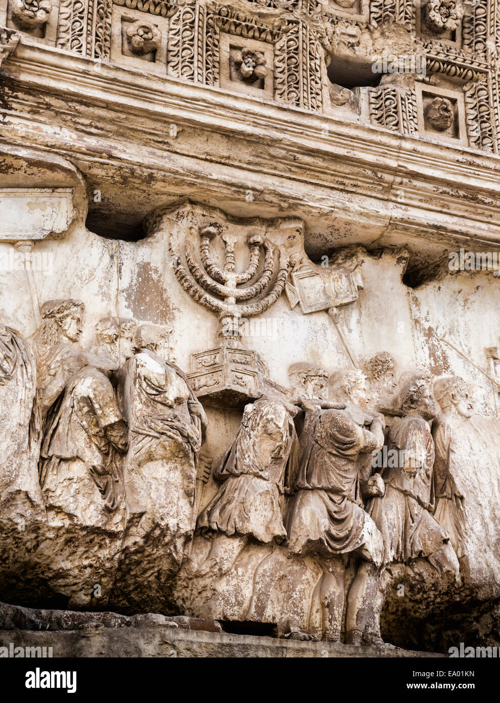 Rom, Italien.  Die Prozession-Panel auf der Titus-Bogen auf dem Forum Romanum, zum Gedenken an die Eroberung von Judäa. Stockfoto