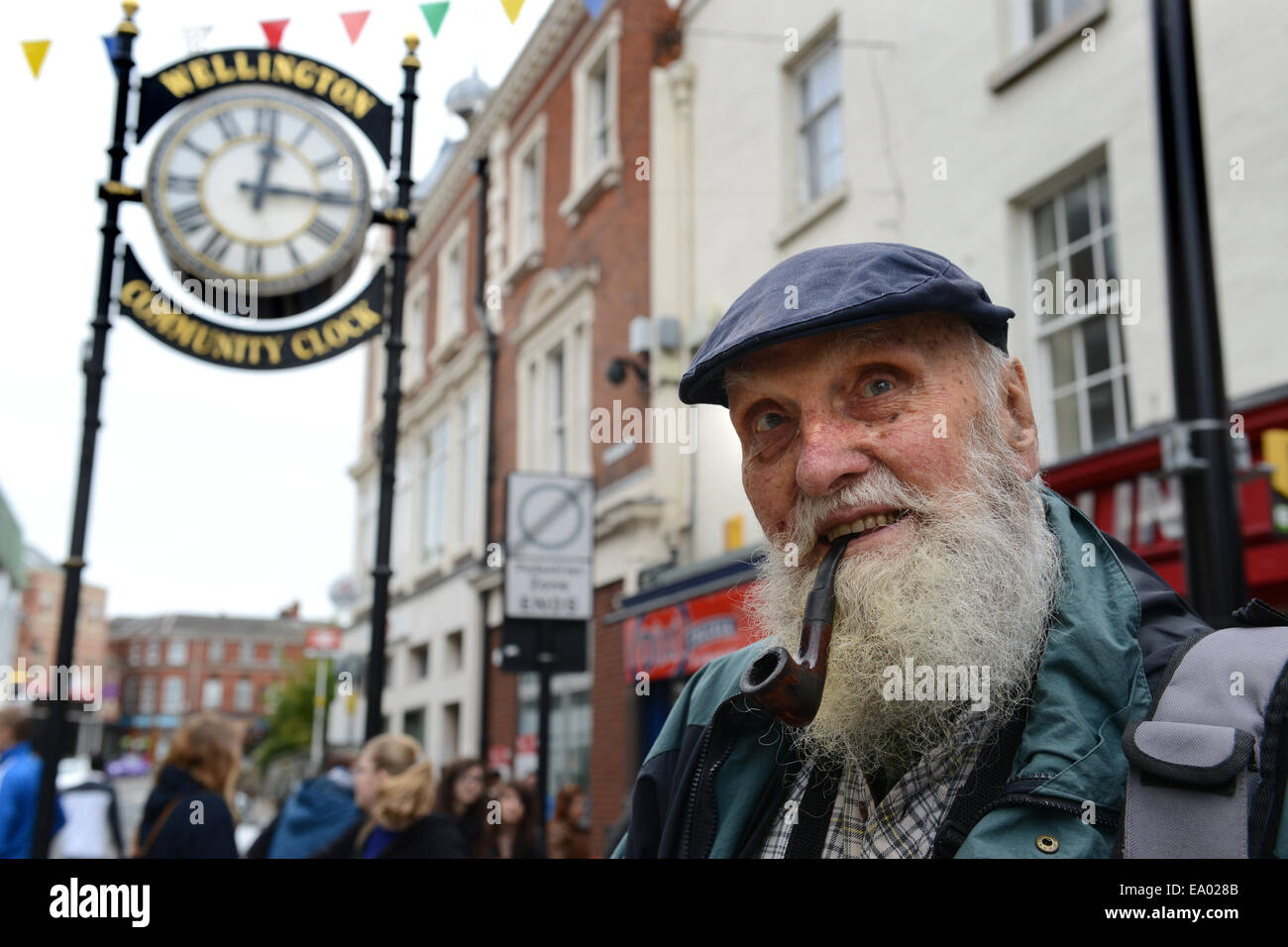 Wellington Historiker George Evans im Alter von 91 raucht seine Pfeife in der Stadt, die er liebt. Stockfoto