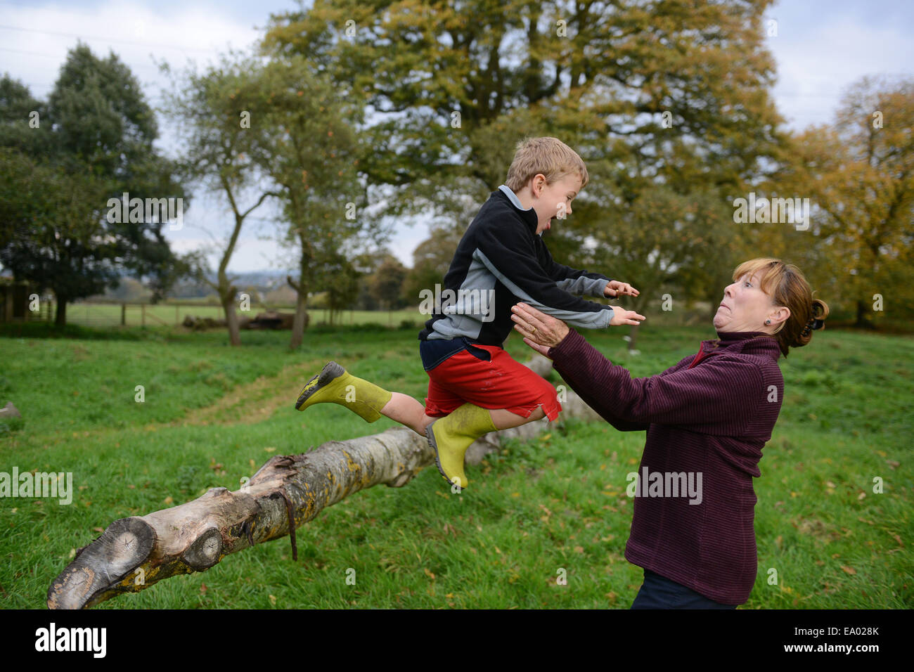 Kind Kinder Junge Outdoor Spaß Mit Oma In Die Arme Springen Vertrauen Vertrauen Uk Modell