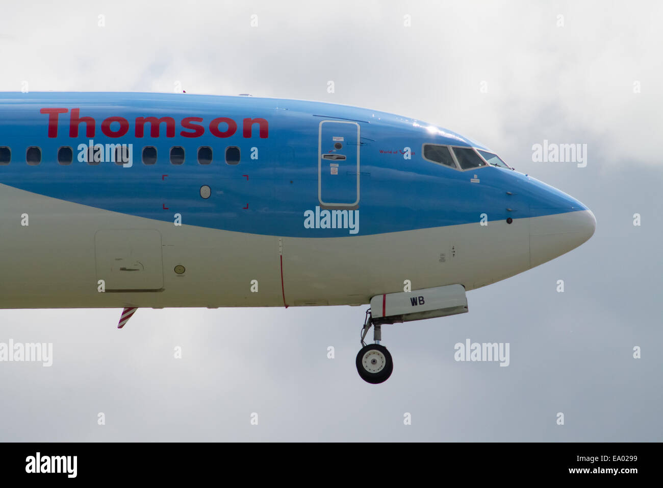 Thomson Airways 737 (G-TAWK), Manchester International Airport landen. Nahaufnahme Foto des Cockpits. Stockfoto