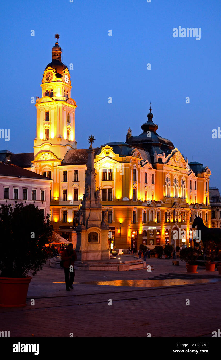 Szechenyi Ter Platz, Pecs Ungarn Baranya county Süd-Transdanubien. Gesamtansicht, Nacht aufnehmen. Stockfoto