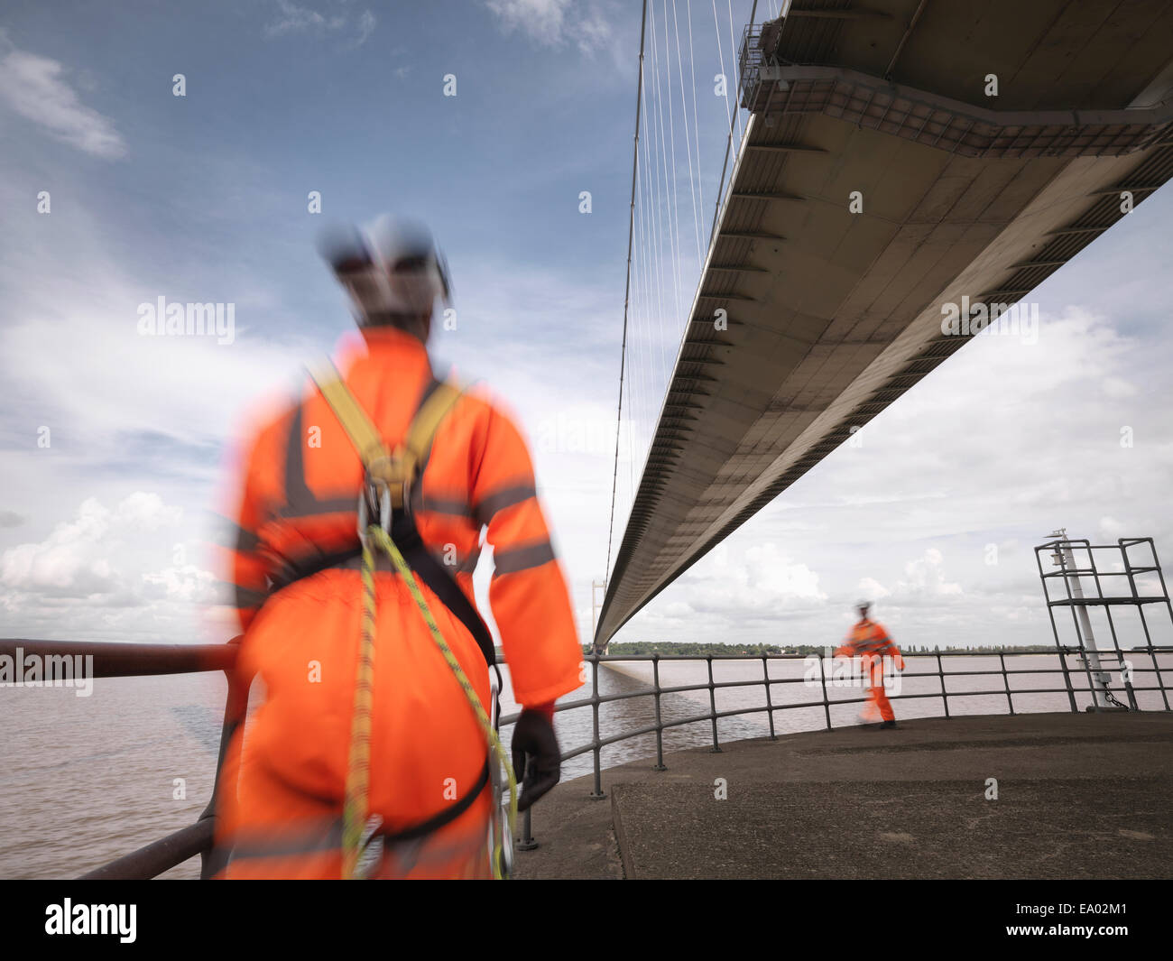 Brücke-Arbeiter zu Fuß unter Hängebrücke war Humber Bridge UK im Jahr 1981 erbaut. Stockfoto