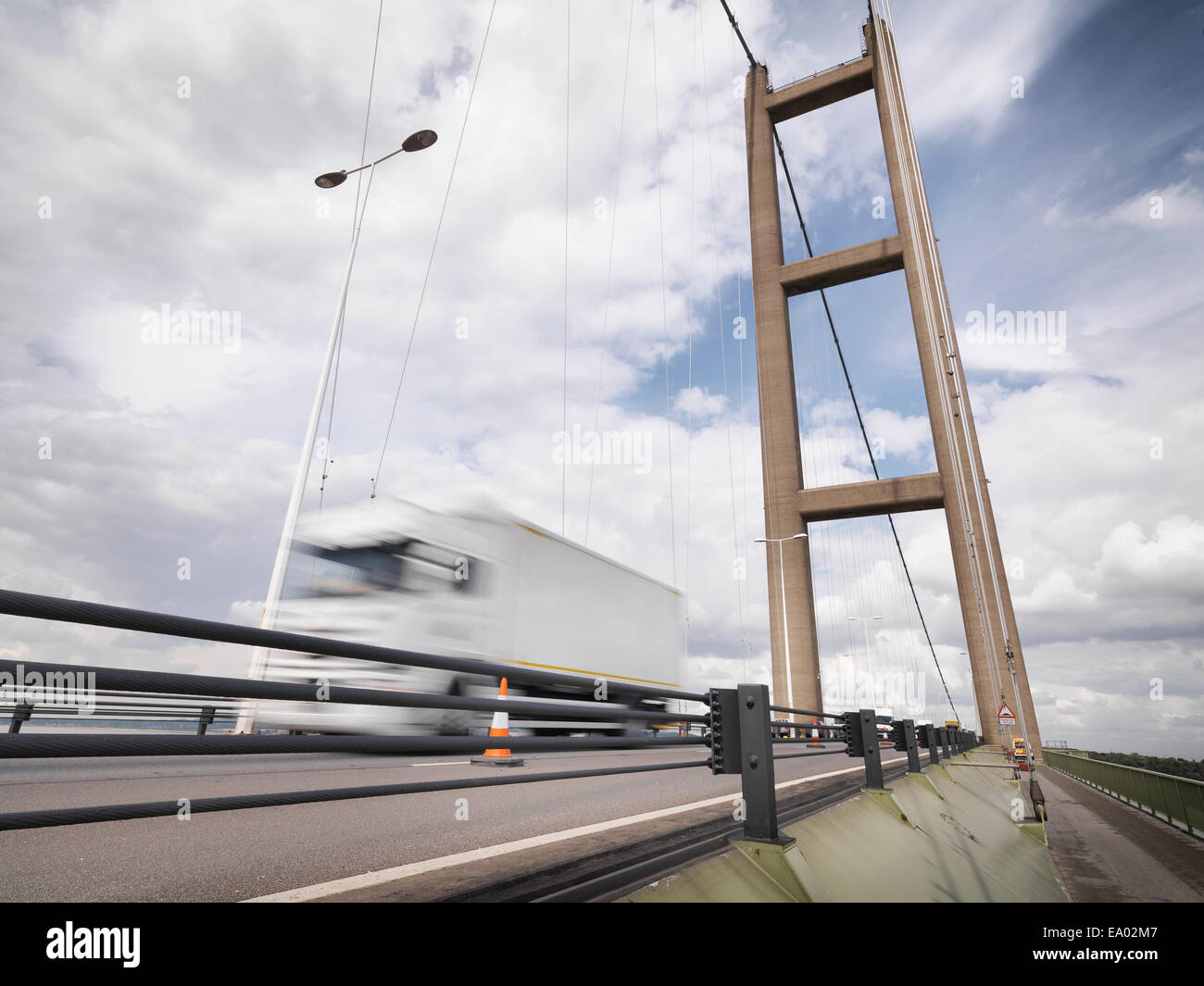 Verkehr auf der Hängebrücke, die Humber Bridge UK im Jahr 1981 und
