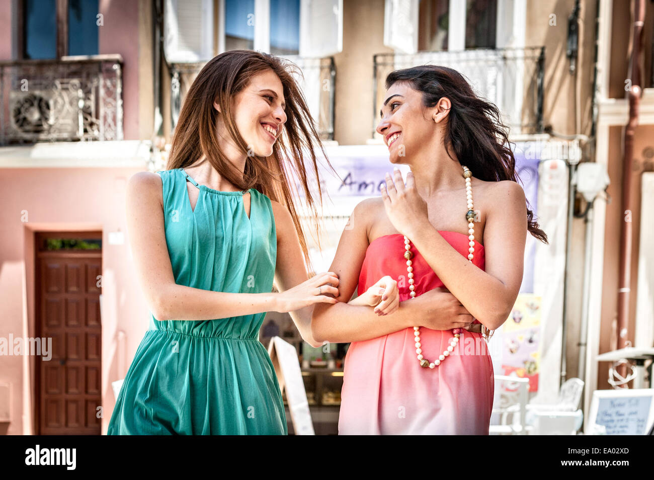 Zwei modische junge Frauen chatten und schlendern Straße, Cagliari, Sardinien, Italien Stockfoto