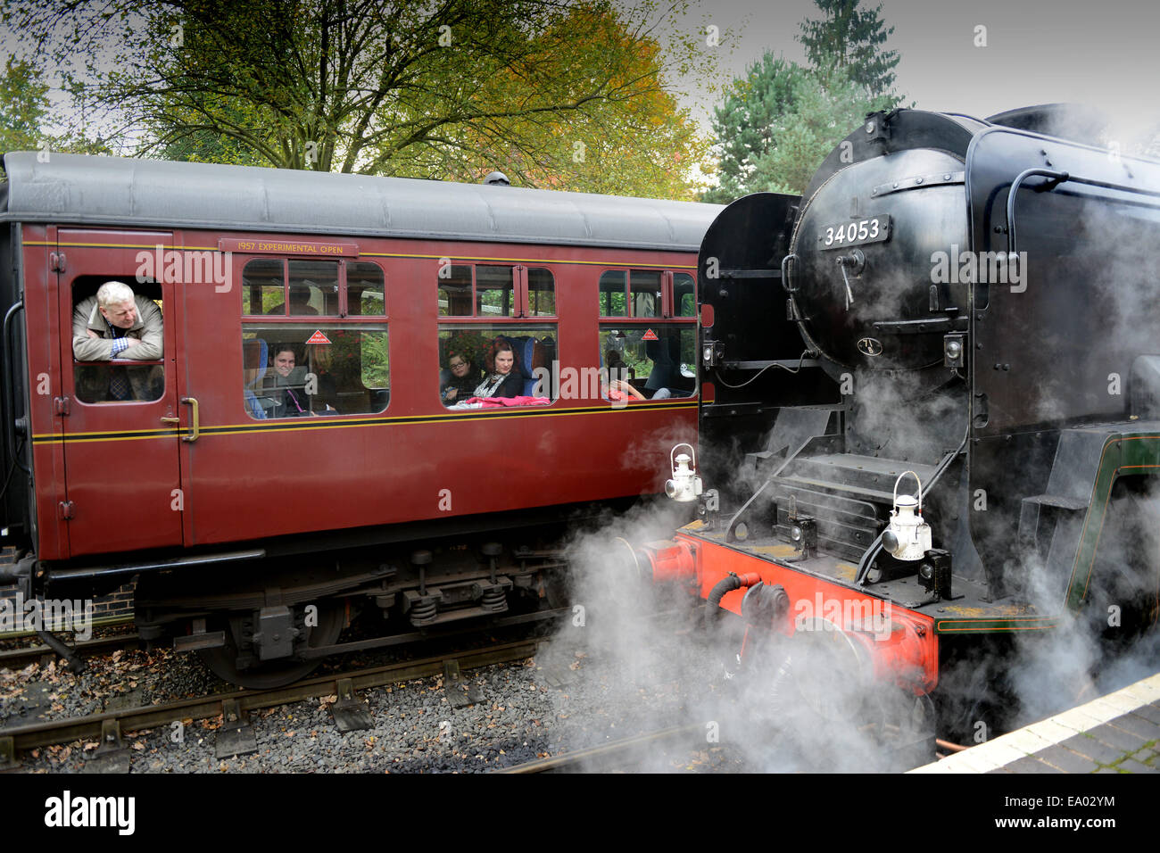 Severn Valley Railway Dampflokomotiven 'Sir Keith Park' und Passagiere bei Arley Station Uk Stockfoto