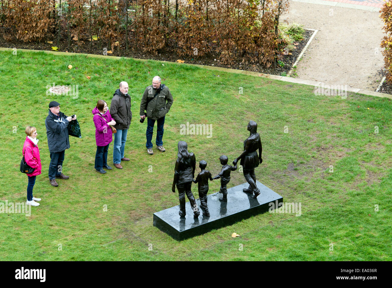 "Eine echte Birmingham Familie" Skulptur von Gillian Wearing, Birmingham, UK Stockfoto