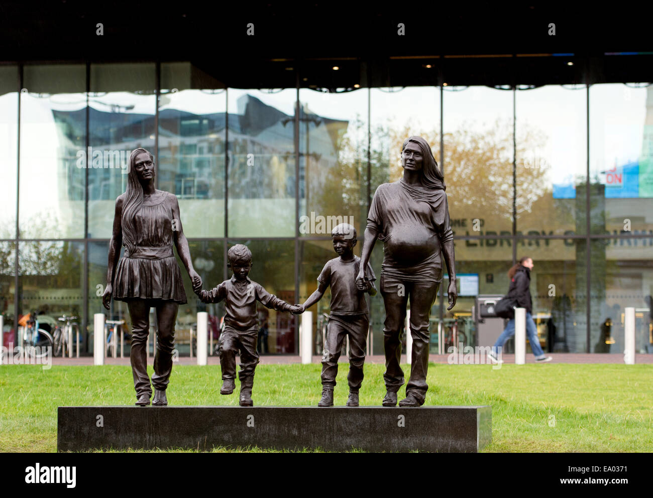 "Eine echte Birmingham Familie" Skulptur von Gillian Wearing, Birmingham, UK Stockfoto