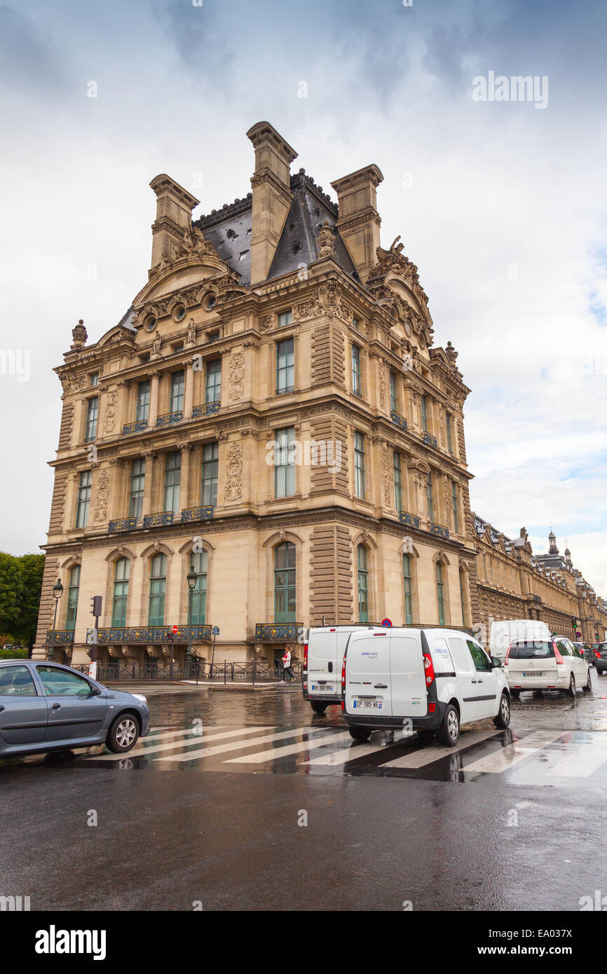 Paris, Frankreich - 7. August 2014: Regentag, französische Autos auf der Straße in der Nähe von der Fassade des Louvre-Museum gehen. Gewöhnliche Straßenansicht Stockfoto
