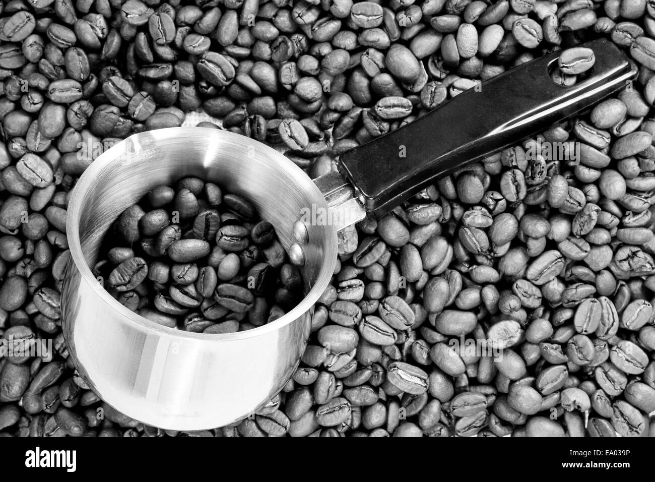 Kaffeekanne bei Kaffeebohnen Stockfoto