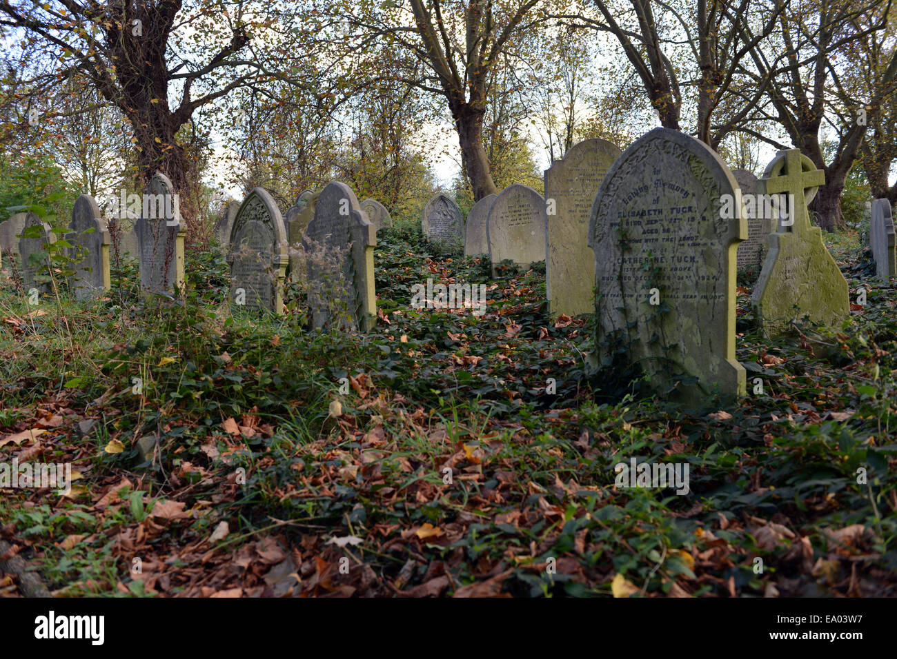 Grabsteine auf dem Brockley und Ladywell Cemetery in London Stockfoto