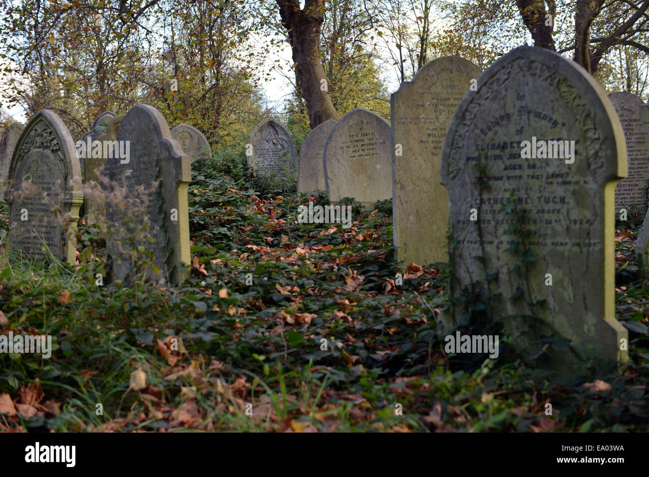 Grabsteine in Brockley und Ladywell Cemetery in London Stockfoto