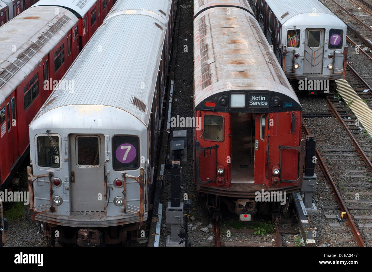 New York, Old verfolgt und u-Bahn in Flushing Meadow Wagen. Die 7 Flushing-lokale und 7 Flushing-Express sind zwei s-Bahn s Stockfoto