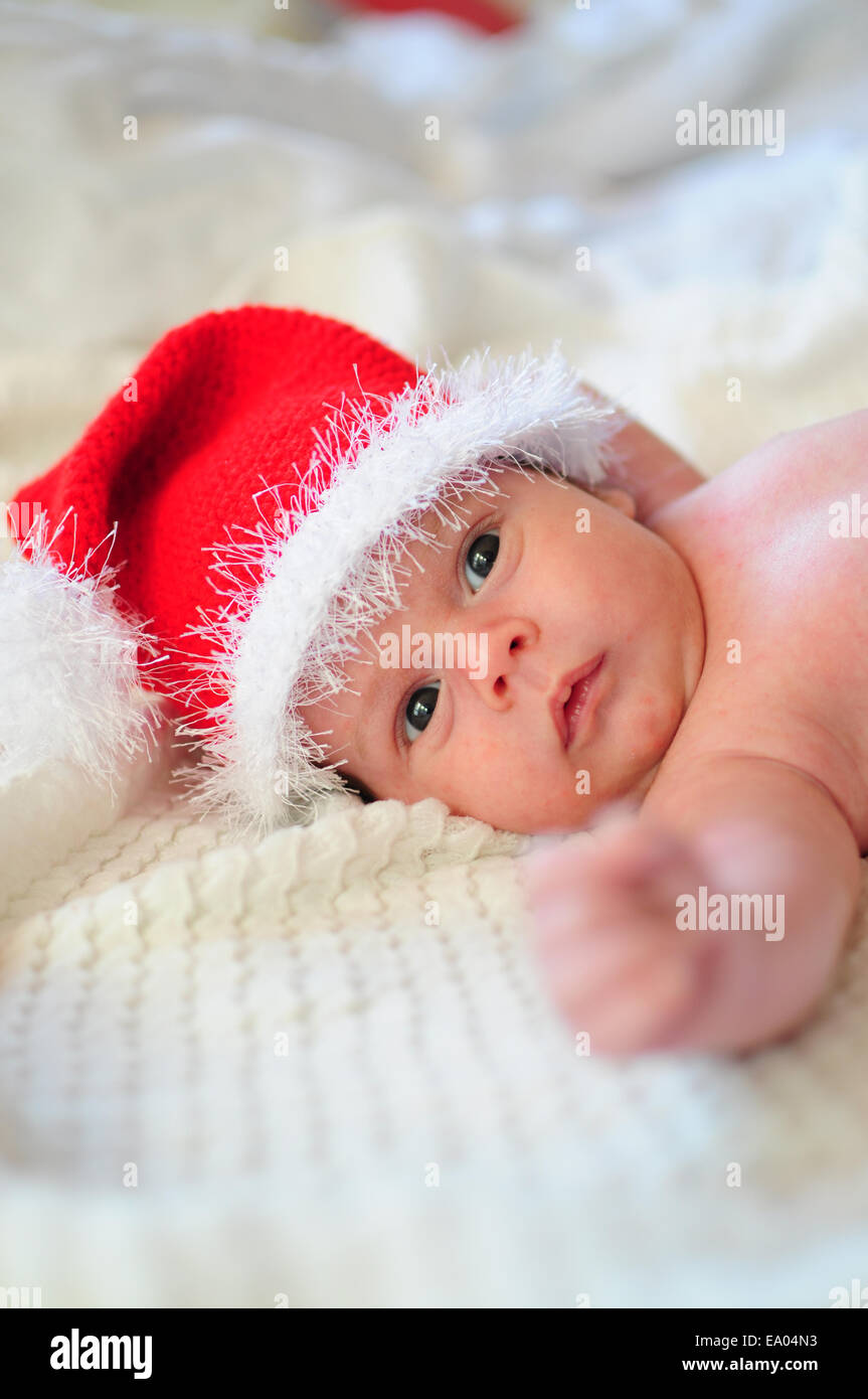 Neugeborenes Baby mit Weihnachtsmütze Stockfoto