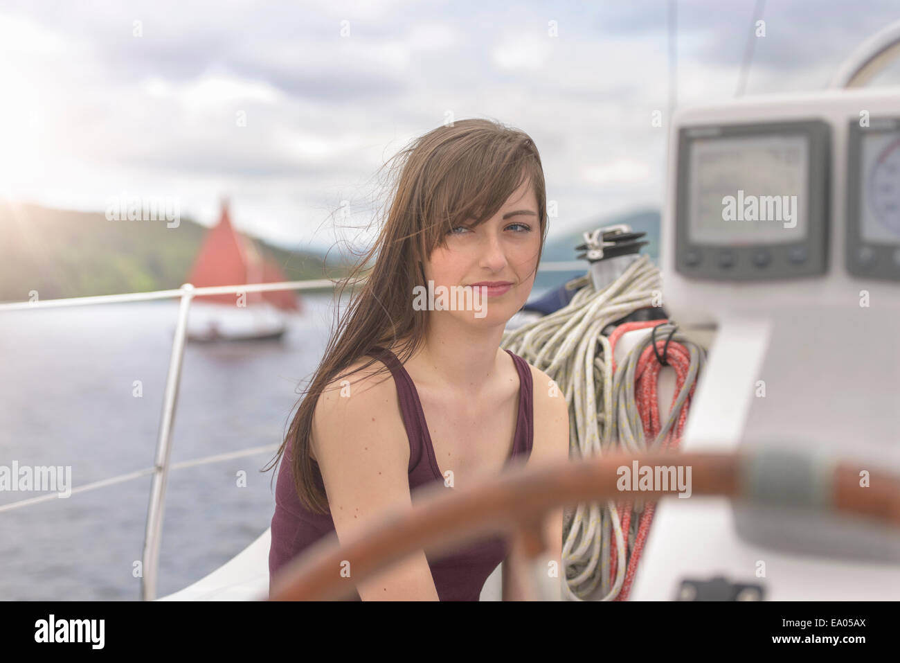 Junge Frau entspannt auf Yacht, wegschauen Stockfoto