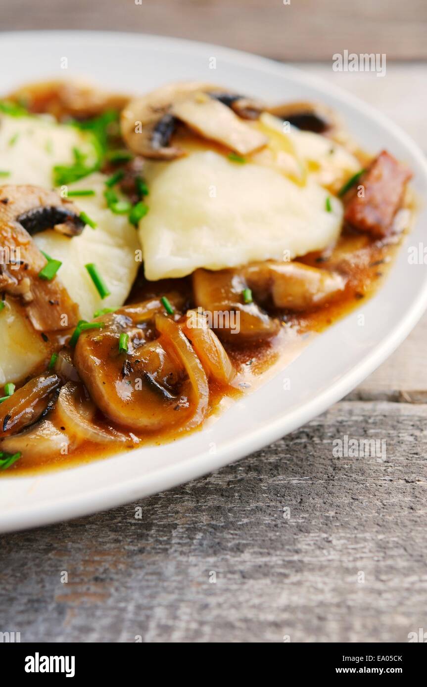 Sauerkraut-Piroggen mit Pilzen und Tofu Stücke Stockfotografie - Alamy
