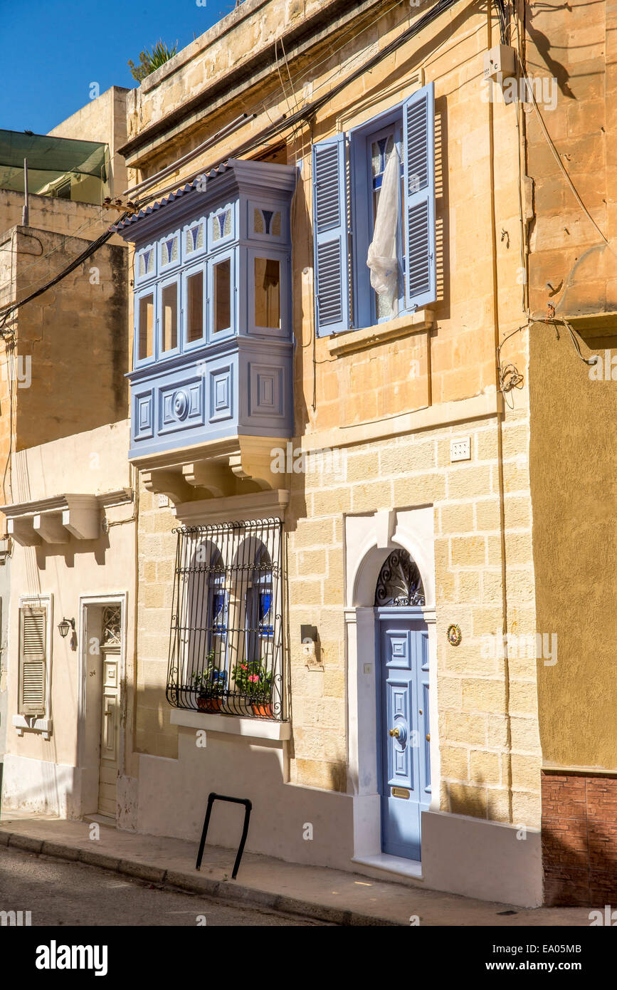 Typische traditionelle maltesische Stadthaus von Sandstein-Bau mit geschlossenen Balkon. Stockfoto