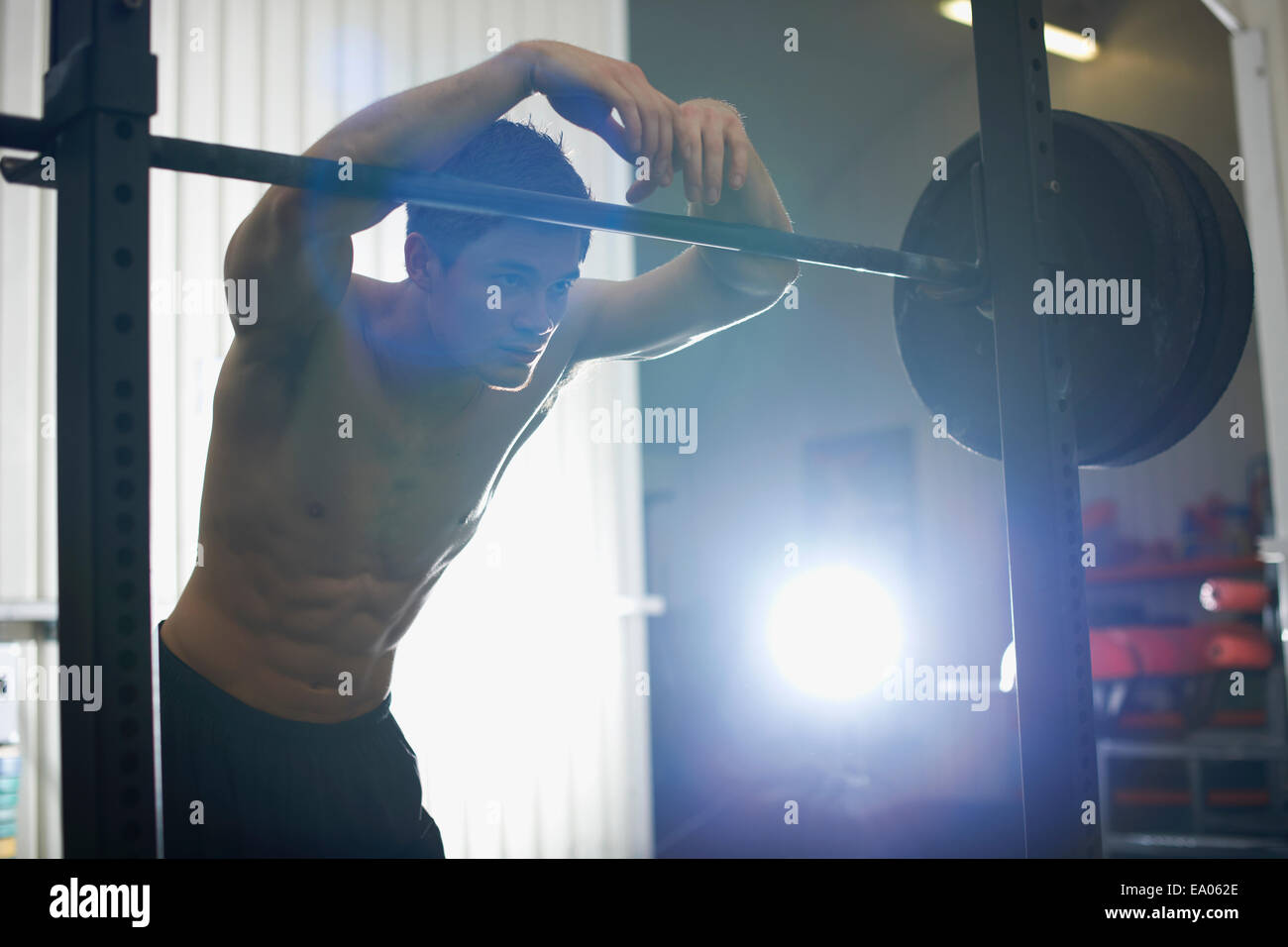 Man stützte sich auf Hanteln im Fitnessstudio Stockfoto