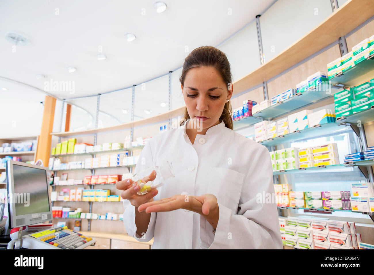 Apotheker in der Pharmazie, die Medizin in der hand halten Stockfoto