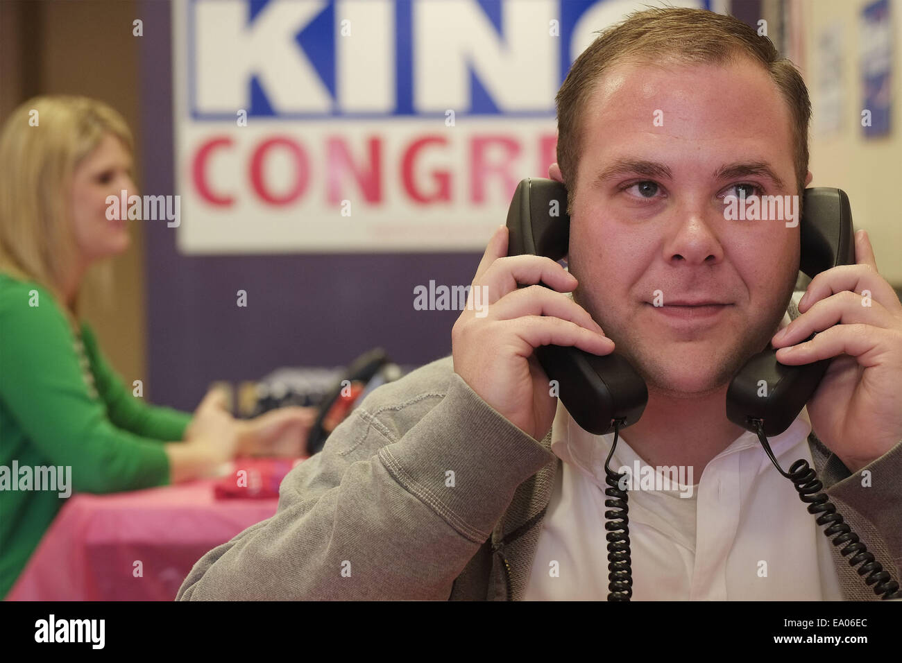 Sioux City, IOWA, USA. 1. Januar 2012. ZACH MUDER, Sioux City, Iowa, republikanischen Anhänger, wählt zwei Telefone gleichzeitig, im Sieg der Republikaner in Sioux City Büro und dann auflegt, wenn jemand antwortet, als er Anrufe bei die Abstimmung am Wahltag in Sioux City, Iowa, USA, 4. November 2014 raus macht. © Jerry Mennenga/ZUMA Draht/Alamy Live-Nachrichten Stockfoto