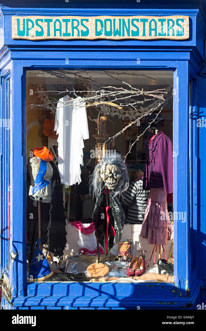 Schaufenster mit Halloween Figuren, Ennistymon, Co. Clare, Irland Stockfoto