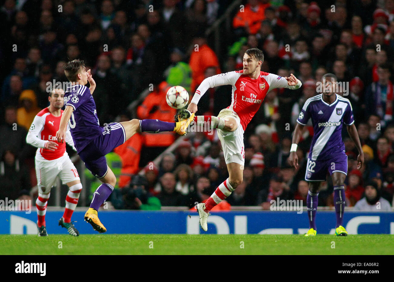 London, UK. 4. November 2014. Maxime Colin von Anderlecht und Arsenals Aaron Ramsey kollidieren während der UEFA-Champions-League-Partie zwischen Arsenal aus England und Anderlecht aus Belgien spielte The Emirates Stadium am 4. November 2014 in London, England. Bildnachweis: Mitchell Gunn/ESPA/Alamy Live-Nachrichten Stockfoto