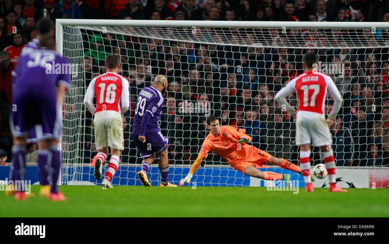 London, UK. 4. November 2014. Nathan Kabasele Anderlecht Partituren gespielt eine Strafe während der UEFA-Champions-League-Partie zwischen Arsenal aus England und Anderlecht aus Belgien The Emirates Stadium am 4. November 2014 in London, England. Bildnachweis: Mitchell Gunn/ESPA/Alamy Live-Nachrichten Stockfoto