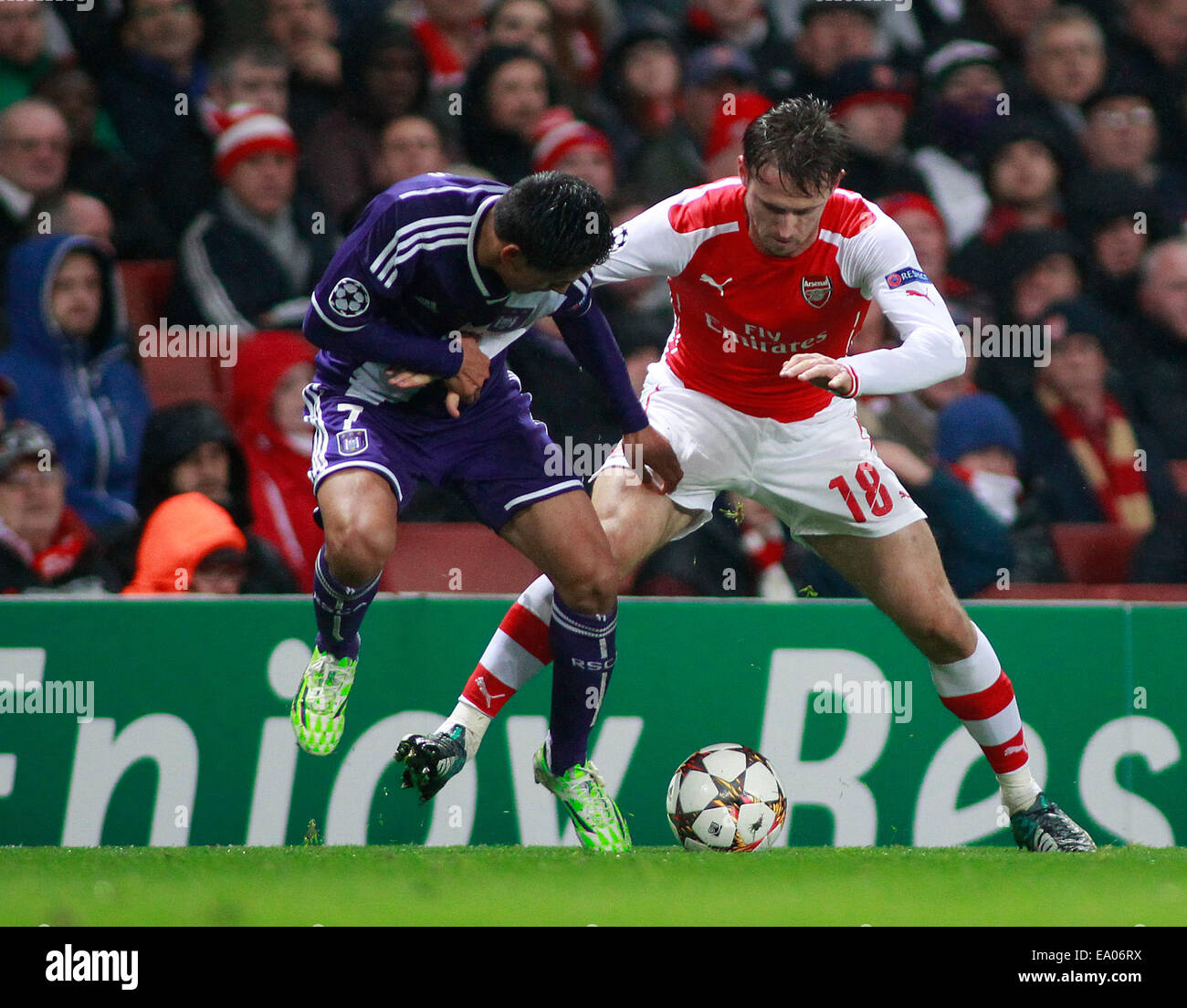 LONDON, ENGLAND - NOV 04: Matas Surez Anderlecht und Arsenals Nacho Monreal konkurrieren während der UEFA-Champions-League-Partie zwischen Arsenal aus England und Anderlecht aus Belgien spielte The Emirates Stadium am 4. November 2014 in London, England. (Foto von Mitchell Gunn/ESPA) Stockfoto