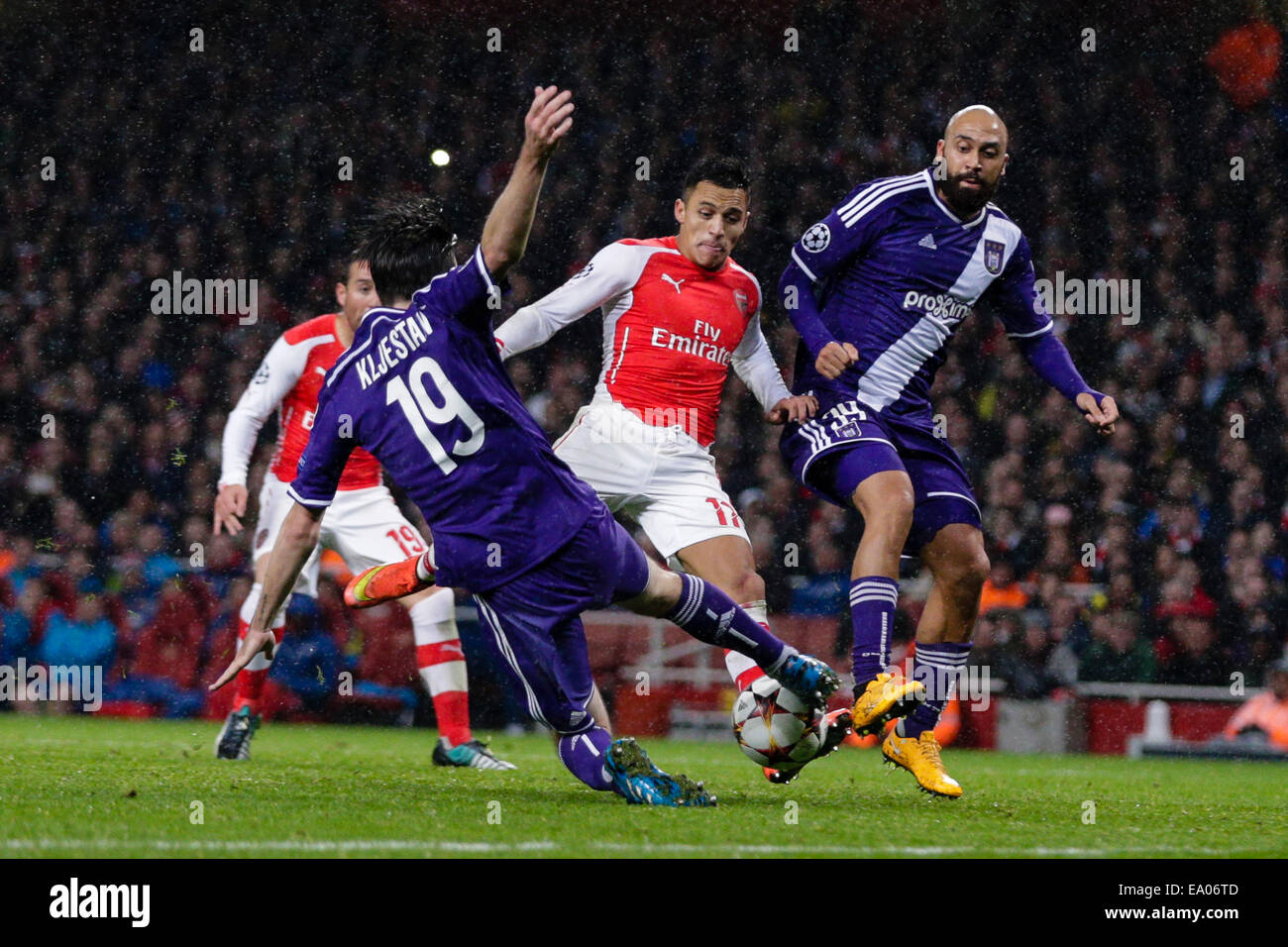 London, UK. 4. November 2014. Champions League Gruppenspiel. Arsenal gegen Anderlecht. Anderlecht Sacha Kljestan (links) mit Anthony Vanden Borre (rechts) stellen eine wichtige Tackle auf Arsenals Alexis Sanchez Kredit: Action Plus Sport/Alamy Live News Stockfoto