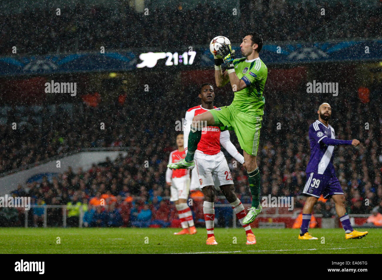 London, UK. 4. November 2014. Champions League Gruppenspiel. Arsenal gegen Anderlecht. Anderlecht Torwart Silvio Proto blockt vor Welbeck Arsenal Credit: Action Plus Sport/Alamy Live News Stockfoto