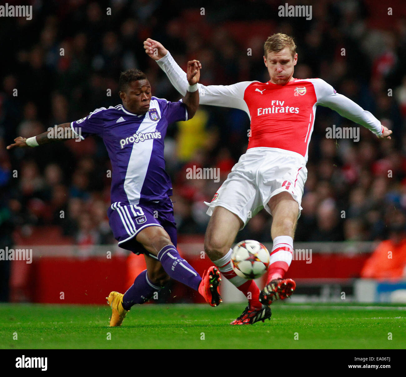 LONDON, ENGLAND - NOV 04: Oswal imminent Anderlecht und Arsenals Per Mertesacker während der UEFA-Champions-League-Partie zwischen Arsenal aus England und Anderlecht aus Belgien spielte The Emirates Stadium am 4. November 2014 in London, England. (Foto von Mitchell Gunn/ESPA) Stockfoto