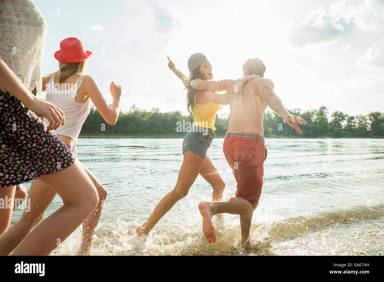 Gruppe von Freunden im See laufen Stockfoto