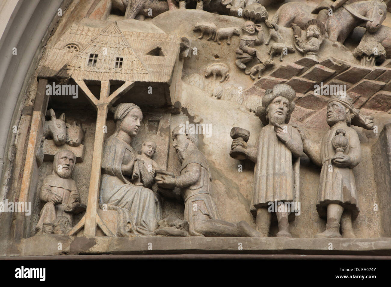Anbetung der Könige. Späte gotische Tympanon an der Kapelle der Ritterkapelle in Haßfurt (Hassfurt), Franken, Bayern, Deutschland. Stockfoto
