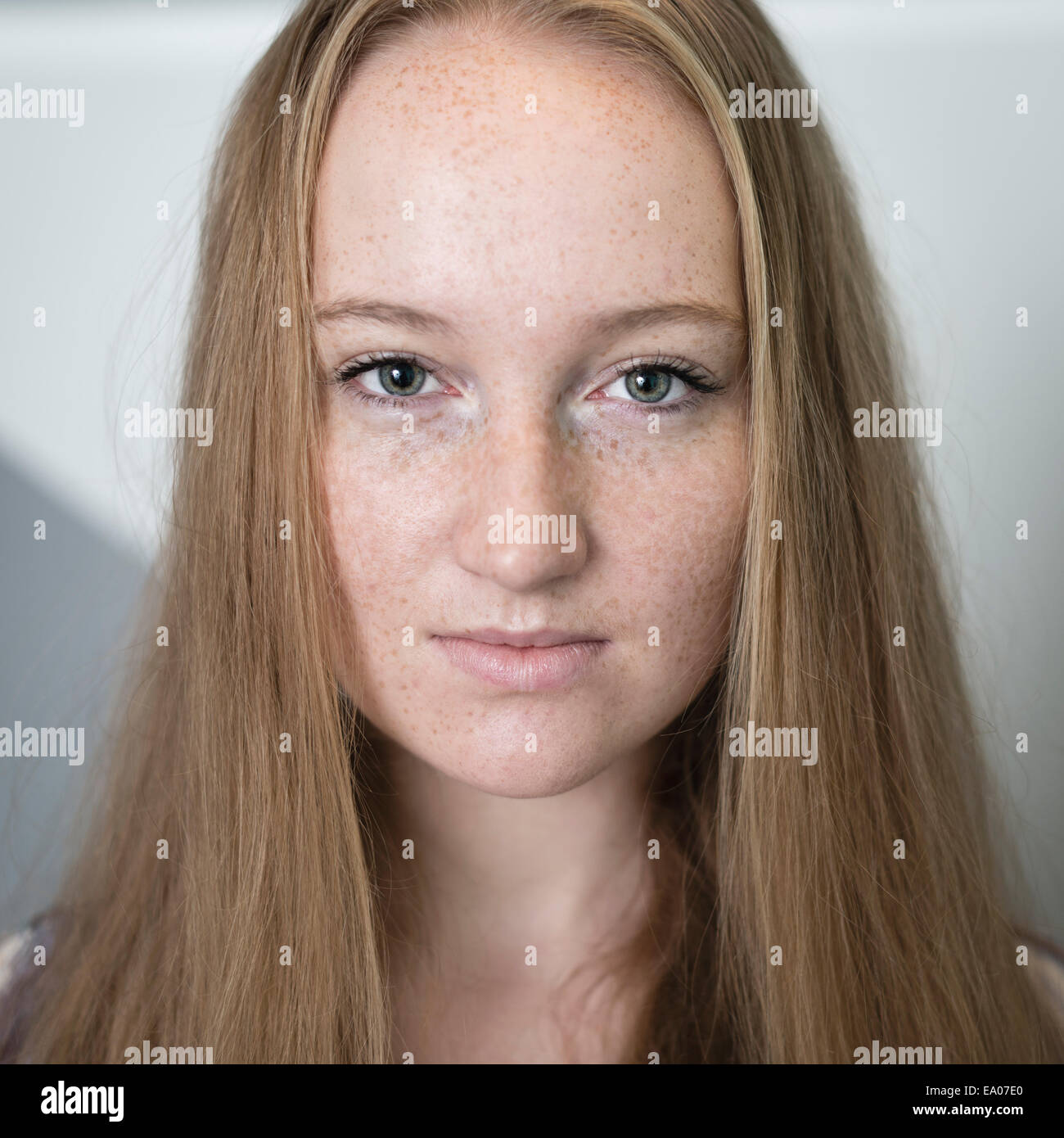 Porträt der jungen Frau mit Sommersprossen Stockfoto