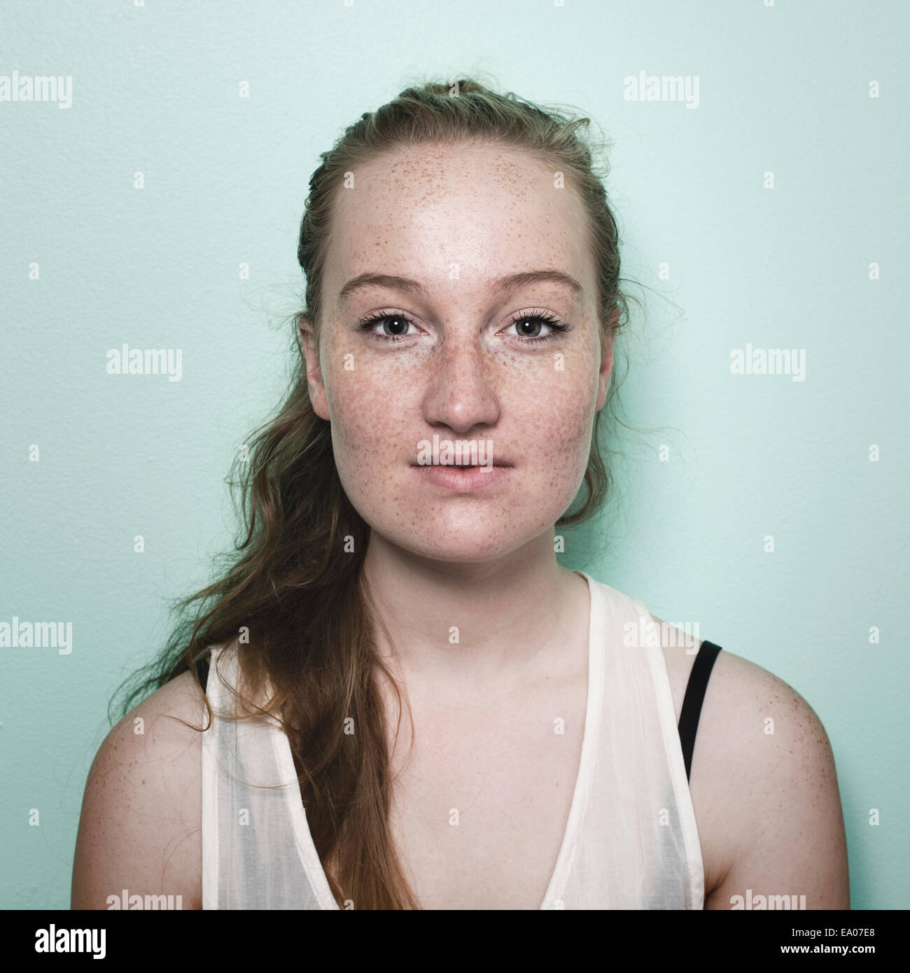 Porträt der jungen Frau mit Sommersprossen Stockfoto
