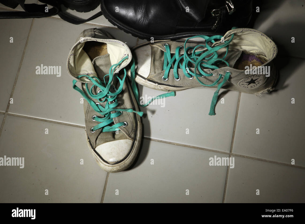 Alt und profilierte sich paar Sportschuhe von Converse All-Stars. Stockfoto