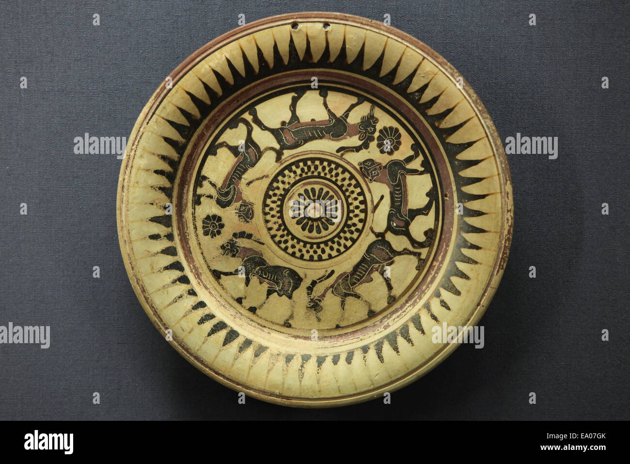 Antike Keramik mit korinthischen Vase Malerei, Korinth, um 700 v. Chr. eingerichtet. Kunsthistorisches Museum, Wien, Österreich. Stockfoto