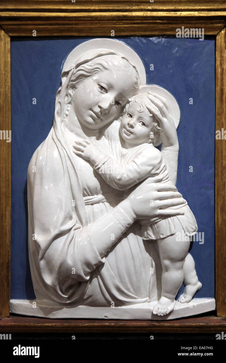 Madonna und Kind des italienischen Renaissance-Bildhauers Luca della Robbia. Kunsthistorisches Museum, Wien, Österreich. Florenz, polych Stockfoto
